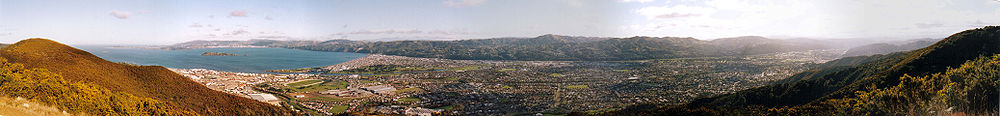 Panorama-Bild des Hutt-Tals Richtung SW, von der Wainuiomata Hill Road aus gesehen, jenseits der Bucht liegt Wellington