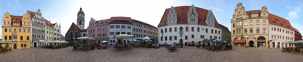 Rundumblick über den Meißner Marktplatz mit Marktapotheke, Frauenkirche, Bennohaus und Rathaus