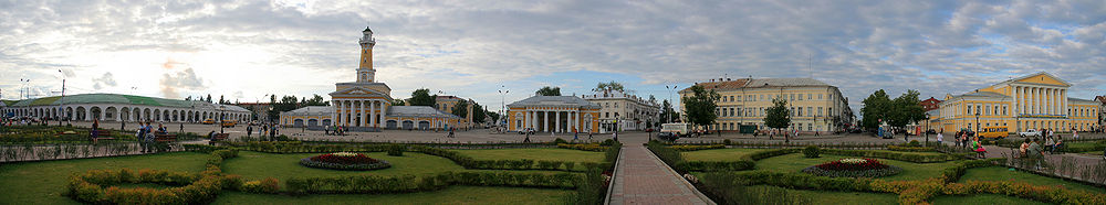 Panorama des Sussanin-Platzes; von links nach rechts: Mehlreihen (Teil der Handelsreihen, heute Zentralmarkt), Feuerwachturm, Hauptwache, Gerichtsgebäude, Borschtschow-Palais