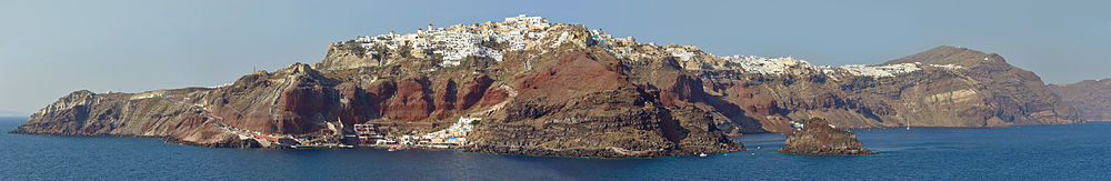 Steilküste mit der Ortschaft Ia und dem Hafen Ammoudi