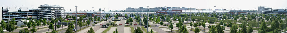 Paunsdorf Center (Hintergrund) mit Vorplatz und den beiden Parkhäusern links und rechts