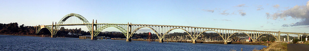 Blick von Westen auf die Brücke und in die Bucht