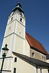 Kath. Pfarrkirche hl. Nikolaus mit ehem. Friedhofsfläche und Kriegerdenkmal
