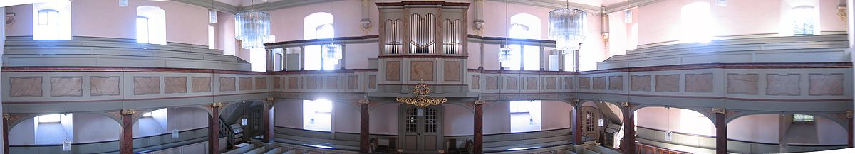 180° Panorama, links und rechts: Emporen, Mitte: Orgel mit der ehemaligen Patronatsloge (links und rechts der Orgel)
