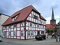 Bergens ältestes Fachwerkhaus am Markt, im Hintergrund die St. Marienkirche