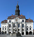 Rathaus und Lunabrunnen