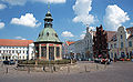 Die Wasserkunst (links im Hintergrund das 1817–1819 erbaute Rathaus und das Reuterhaus am Markt)