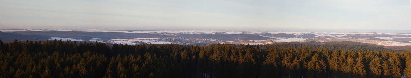 Sicht von der Aussichtsplattform: In der Mitte des Bildes, rechter Kirchturm: Die Altstadt von Warstein in knapp 6 km Entfernung.
