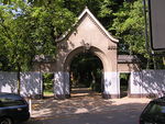 Eingangsportal der Friedhofs in der Stubenrauchstraße