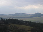 Hasunger Berg (links) mit Bosenberg (rechts) und Gut Bodenhausen (linke Bildmitte); Blick von Nordosten