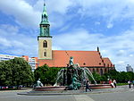 Neptunbrunnen mit Marienkirche