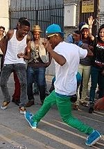 Teenager tanzen auf der Straße den Jerk