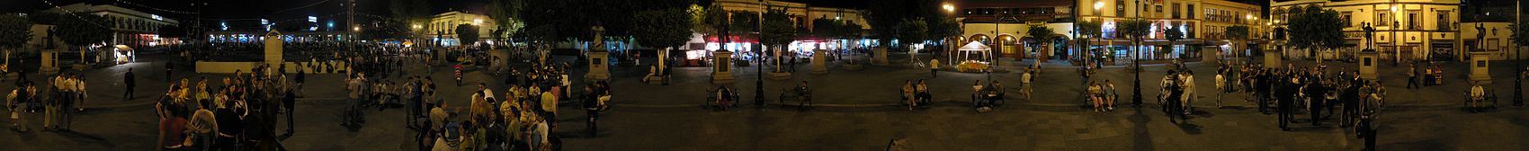 360° Panorama des Plaza Garibaldi im historischen Zentrum von Mexiko-Stadt. Mariachi-Bands spielen ihre Musik vor unterschiedlichem Publikum. Das Foto zeigt den Platz, wie er bis 2009 aussah, 2010 wurde er umgebaut und verlor dabei seinen Kiosk und andere traditionelle Straßenmöbel.