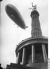 die Siegessäule mit dem Luftschiff "Graf Zeppelin"