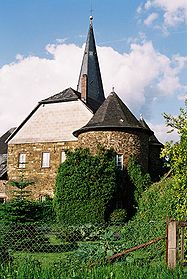 Burg Honrath - im Hintergrund der Turm der evangelischen Kirche
