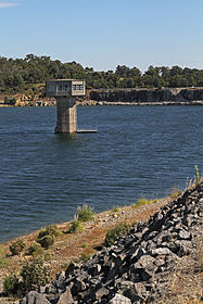 Der Kontrollturm und die Staumauer am südlichen Ende des Sees