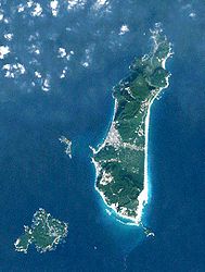 Landsat-Aufnahme von Niijima und Shikine-jima (unten links)