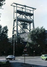 Doppelbock-Fördergerüst der Zeche Gneisenau in den 1980er Jahren, die Betriebsgebäude unter dem Gerüst existieren heute nicht mehr