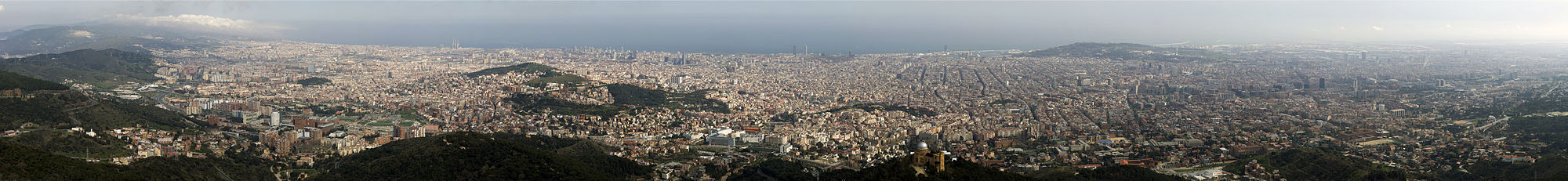 Blick vom Berg Tibidabo auf Barcelona