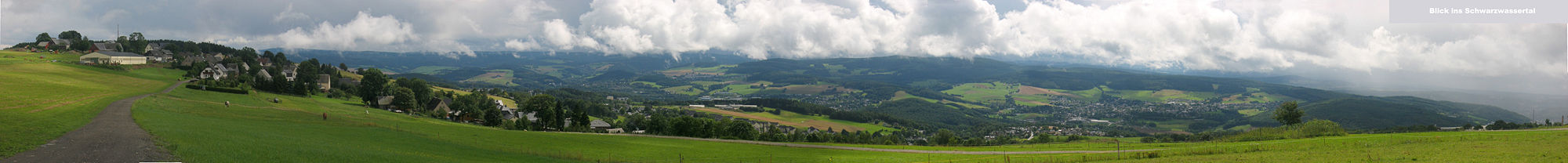 „Balkon des Erzgebirges“: Blick von Bernsbach auf Schwarzenberg, Lauter und Aue (von links)