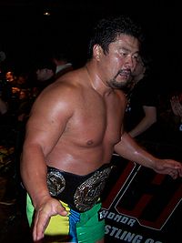 Kensuke Sasaki mit dem Titelgürtel