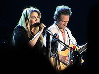 Lindsey Buckingham (r.) und Stevie Nicks (2003)