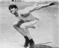 Weltrekordhalter Raymond Ewry 1900 in Paris beim Standweitsprung
