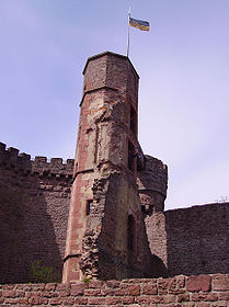 Turm der Bergfeste Dilsberg, zur Linken die Ringmauer