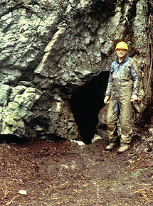 Timothy Heaton neben dem Eingang der On Your Knees Cave (2000)