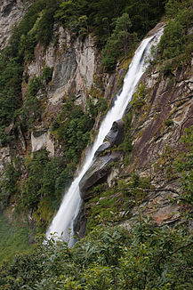 Der Fiume Calnègia stürzt bei Foroglio aus dem Val Calnegia ins Valle Bavona