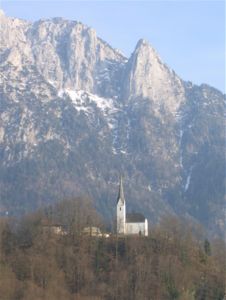 Kirche St. Nikolaus in Ebbs, mit Naunspitze (rechts)