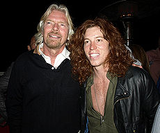 Shaun White (rechts) mit Richard Branson (April 2009)