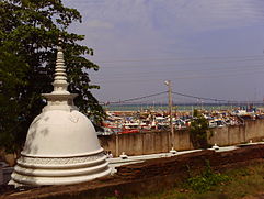Der Hafen von Tangalle; im Vordergrund eine buddhistische Dagoba.