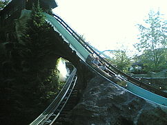 Die große Abfahrt; die Schiene des Alpenexpress führt darunter durch