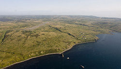 Luftbild mit Flughafen und Ortschaft Baikowo.