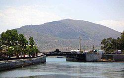 Der Euripos-Kanal mit der alten Brücke in Chalkida an seiner engsten Stelle. Links der Inselteil, rechts das Festland der Stadt