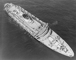 Die Andrea Doria mit Schlagseite am Morgen nach der Kollision