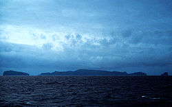 Die Antipoden-Inseln von Norden gesehen: In der Mitte die Hauptinsel, links davon Bollons Island
