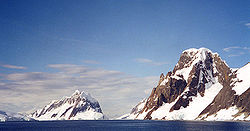 Booth Island und Mount Scott auf der Westseite der Antarktischen Halbinsel