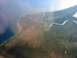 Luftaufnahme der Bojana-Mündung mit der Insel Ada