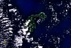 Satellitenbild der Feni-Inseln, Ambitle (größer) und Babase (kleiner)