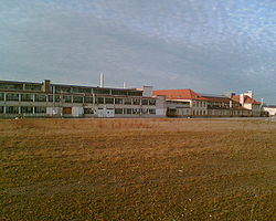 Ehemaliges Abfertigungsgebäude mit angeschlossener Werfthalle im Jahr 2008