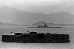 Fort Drum mit USS New Jersey, im Hintergrund Corregidor