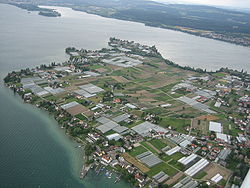 Schrägluftbild mit dem Westteil der Insel Reichenau. Im Hintergrund die Halbinsel Mettnau und links davon die vorgelagerte kleine Liebesinsel