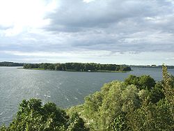 Insel Ziegelwerder, Blick vom Südufer des Schweriner Sees