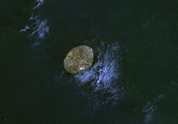 Satellitenaufnahme der Insel vor dem letzten Vulkanausbruch (Landsat 7)