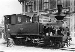 KBJ Lok 1 „THOR“ um 1900 im Bahnhof Rockneby. Sie wurde später Lok SGJ 1 „HABLINGBO“