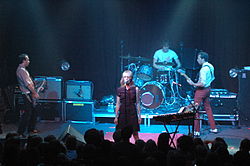Bei einem Auftritt im Jahr 2005. Von links nach rechts: Shaw, Haines, Scott-Key, Winstead