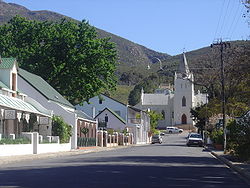 Straßenzug mit Kirche