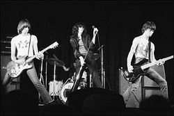 Ramones (live in Toronto, 1976. Von links nach rechts: Johnny, Tommy, Joey und Dee Dee Ramone)